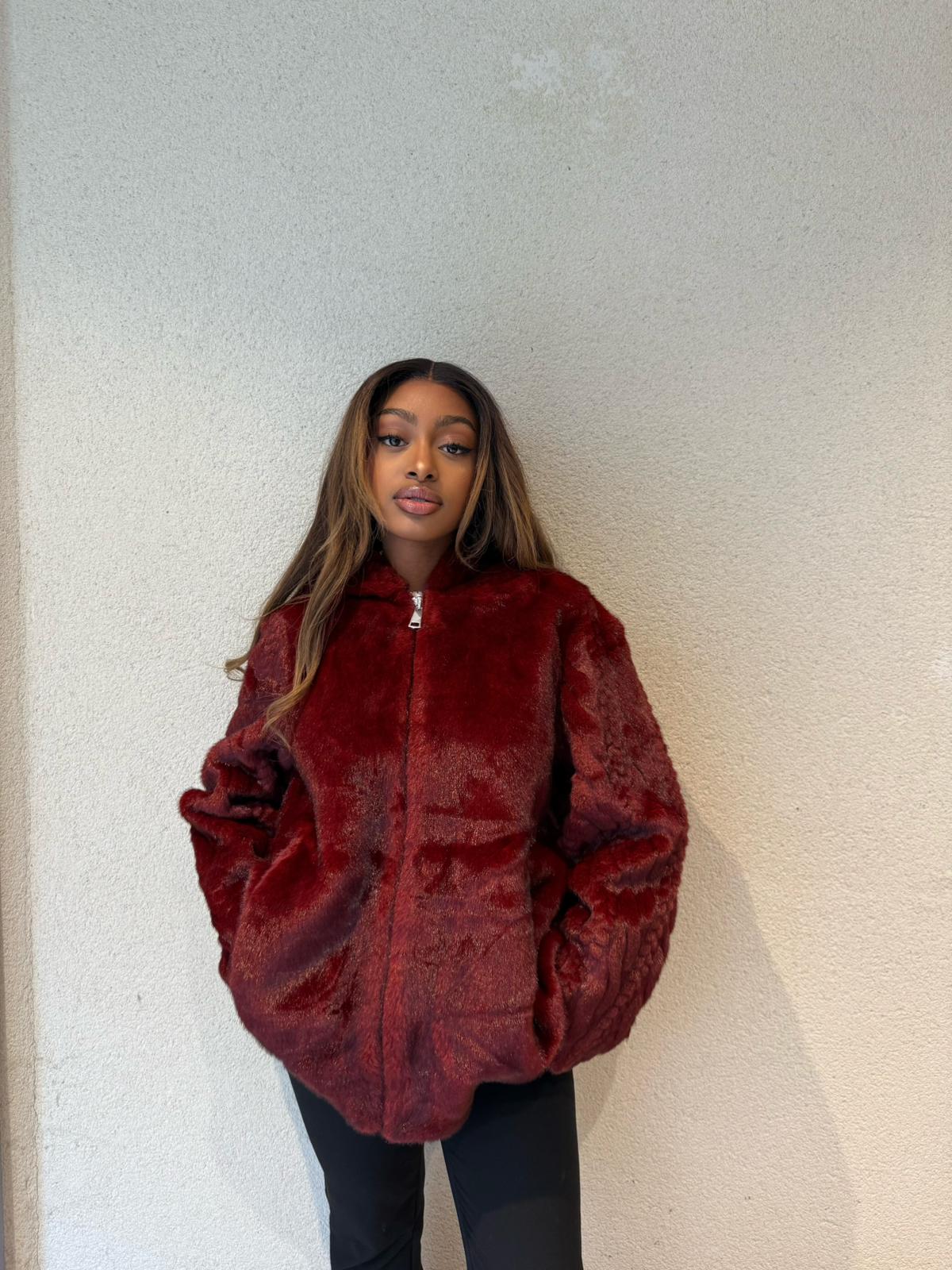 Fourrure à capuche et boutons