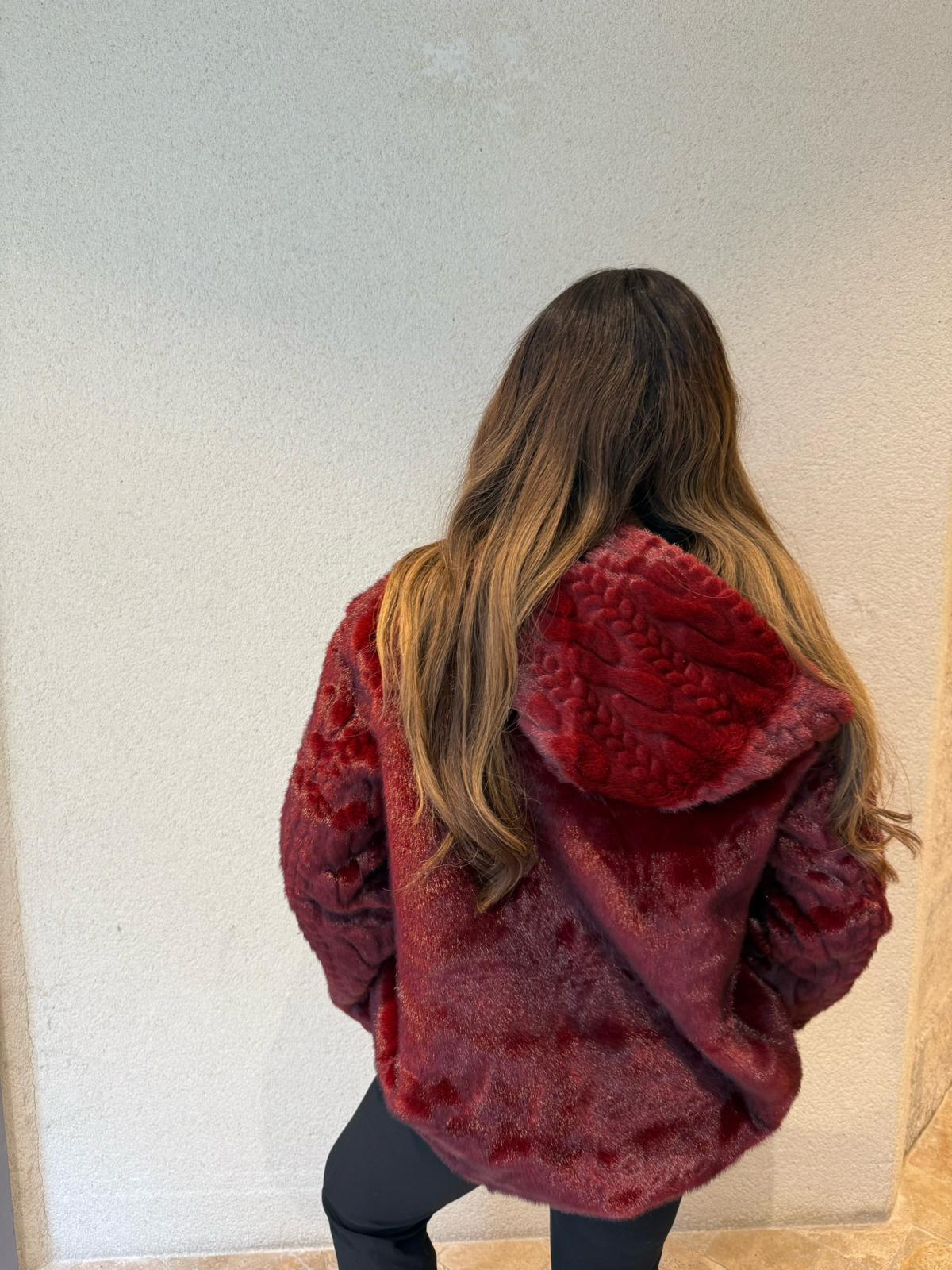 Fourrure à capuche et boutons